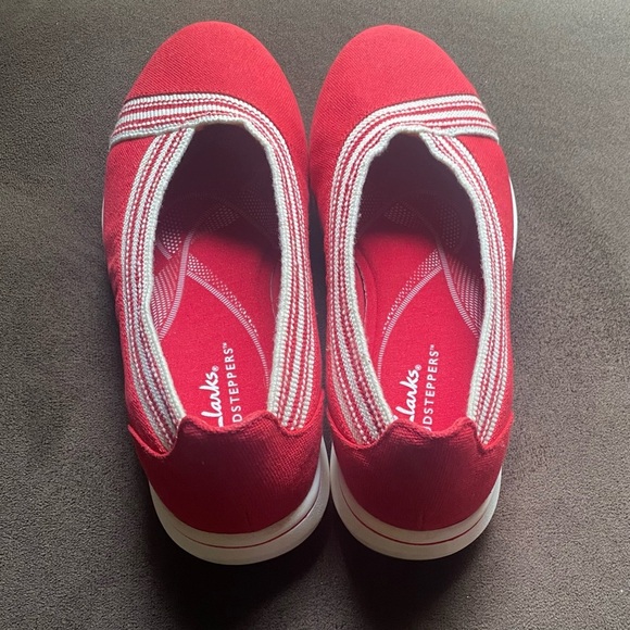 Clarks Red Flats Sporty Slip-On Loafers - Picture 2 of 6